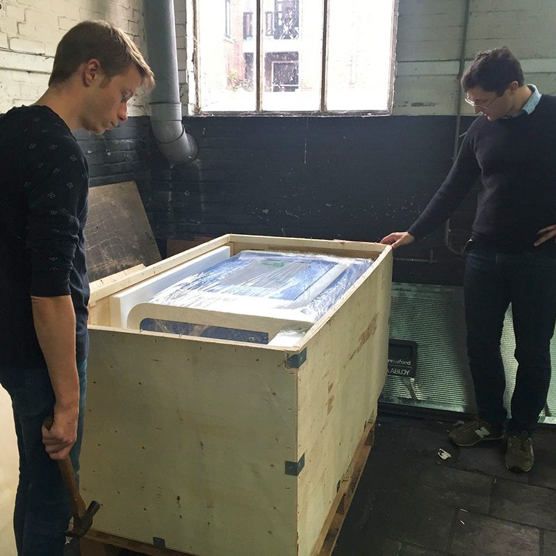 Edwin en Max pakken de snijmachine uit