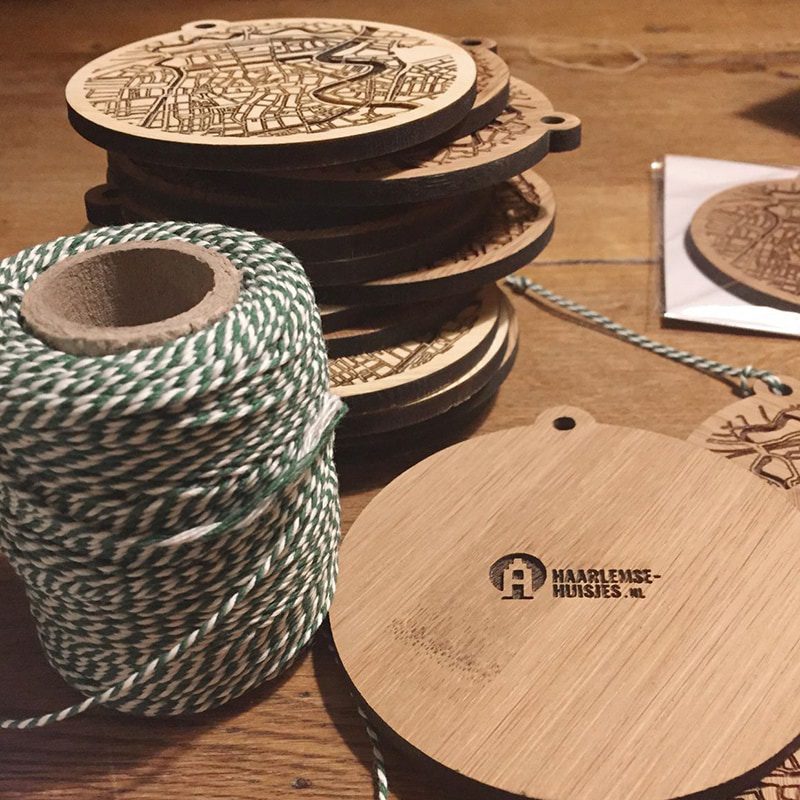 Houten Haarlemse kerstballen afwerking
